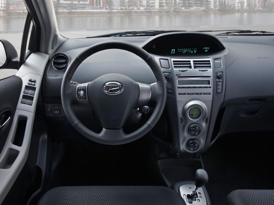  Daihatsu Charade 2011 года  (EU) (фото 5 из 16)
